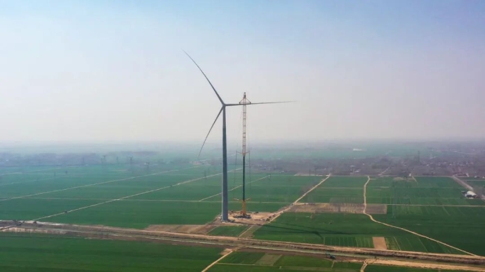 暴雨中横走的 “钢铁巨兽”！！！优德88 4000 吨起重机撑起 160 米风电，，这细节太硬核！！！