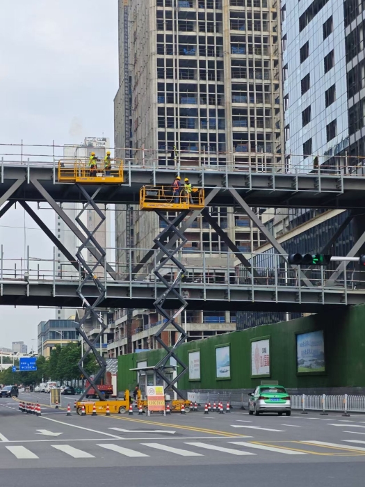 小巧身手着述为！！优德88剪叉车助力市政桥梁焕新颜