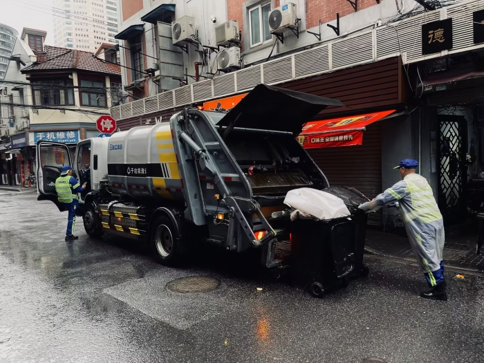 南京东路人流如织垃圾多？？优德88XGH5120ZYSXBEV：：轻松搞定！！！