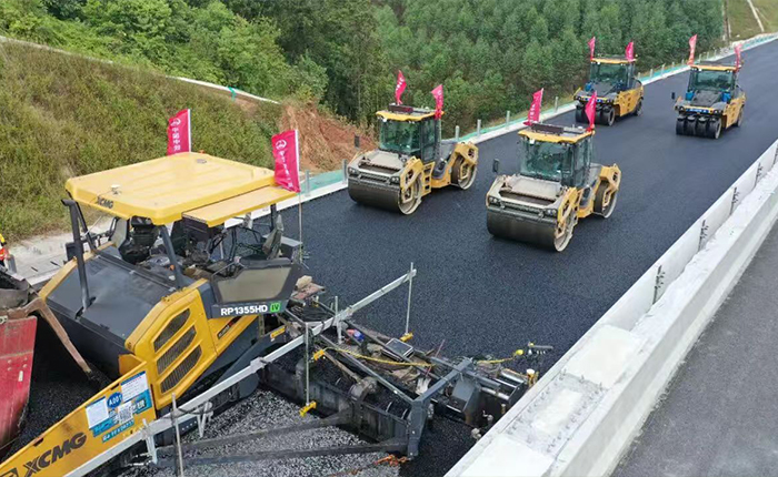 广西首现无人化摊铺！苍容高速智慧施工引关注