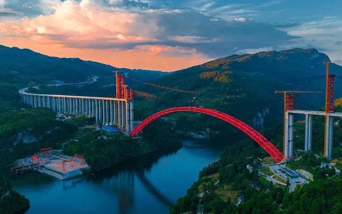 1834米，，，震撼合龙！！ 优德88塔机助力中国再造天下级基建