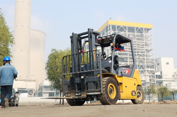 优德88叉车助力菏泽某电厂 高效搬运包管能源供应