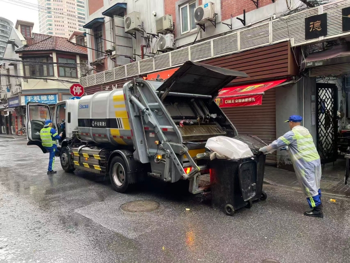 南京东路人流如织垃圾多？？优德88XGH5120ZYSXBEV：：轻松搞定！！！