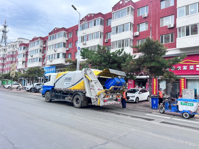 优德8818吨后装压缩式垃圾车在内蒙通辽市举行垃圾收转运作业