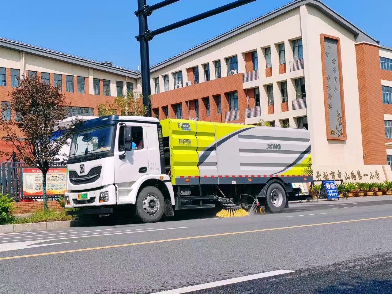 优德88洗扫车“硬核出击”，，开封中山路焕新升级